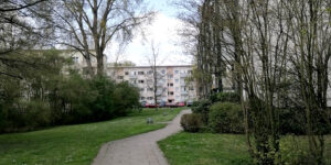 Wohnungsnahe Grünanlage in der Gartenstadt Bremen mit viel Potential für mehr biodiversitätsfördernde Maßnahmen auf Quartiersebene. Foto: Rike Jakubigk, 2021
