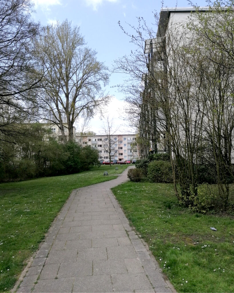 Wohnungsnahe Grünanlage in der Gartenstadt Bremen mit viel Potential für mehr biodiversitätsfördernde Maßnahmen auf Quartiersebene. Foto: Rike Jakubigk, 2021