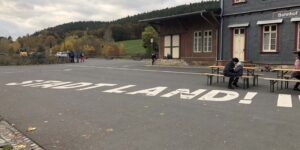 umgestalteter Bahnhofsvorplatz in Rottenbach-Thueringen, Teil der IBA-Projekte im Schwarzatal