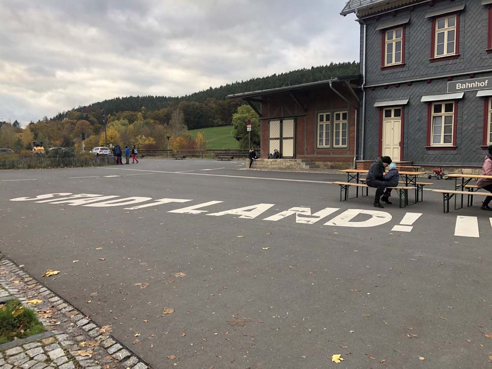 umgestalteter Bahnhofsvorplatz in Rottenbach-Thueringen, Teil der IBA-Projekte im Schwarzatal