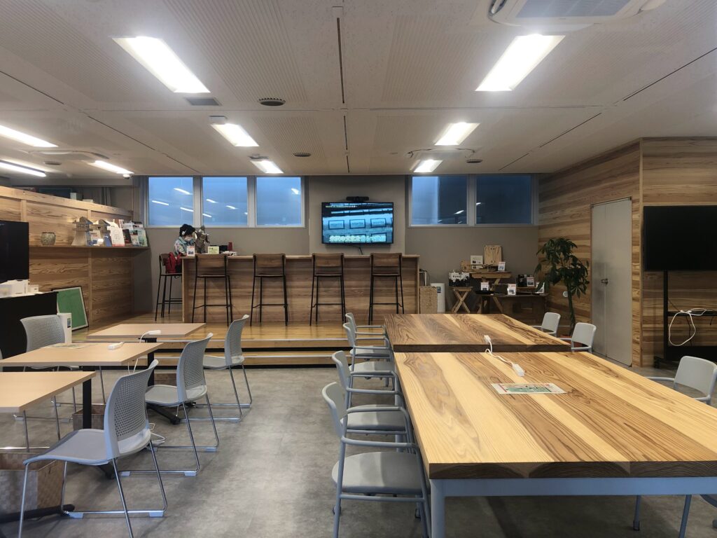 Co-Working-Space im Obergeschoss im ländlichen Bahnhof Yonezawa Yamagata Shinkansen