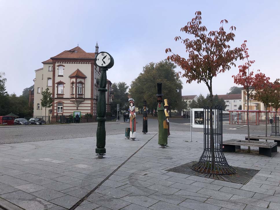 Willkommen am Bahnhofsplatz Neustrelitz Mecklenburg